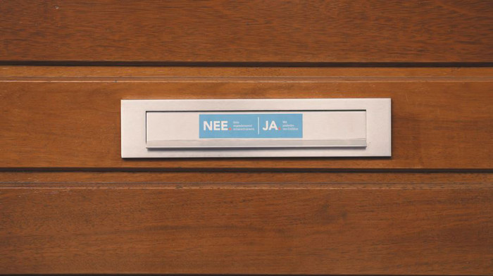 Coolblue Mini Warehouse Door Sticker (Dutch) product in use