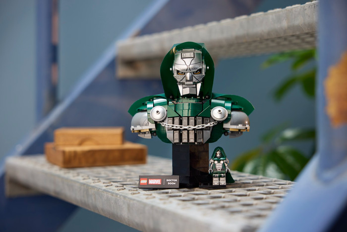 LEGO Marvel Doctor Doom Buste 76345 product in gebruik