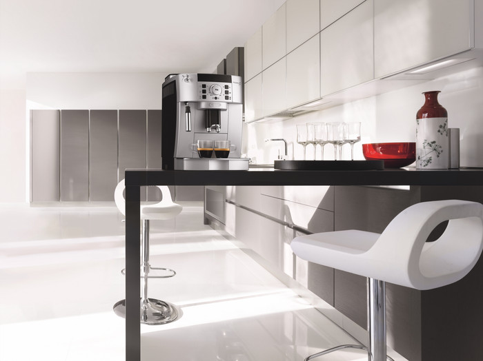 De'Longhi Magnifica ECAM 22.110SB Silver product in use