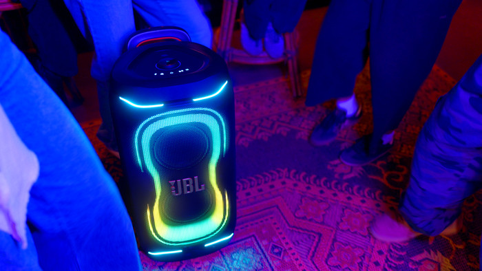 JBL Partybox 330 Wit product in gebruik
