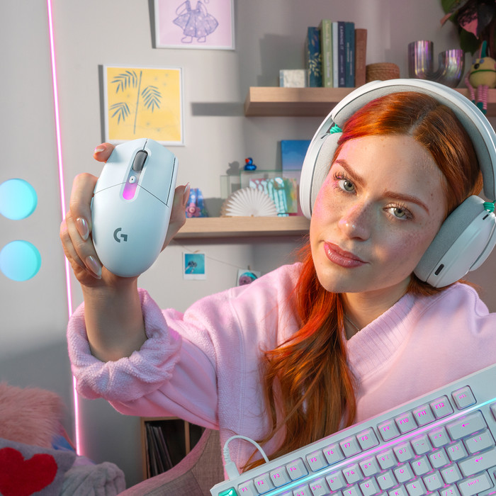 Logitech G305 X Superlight Draadloze Gaming Muis Wit product in gebruik