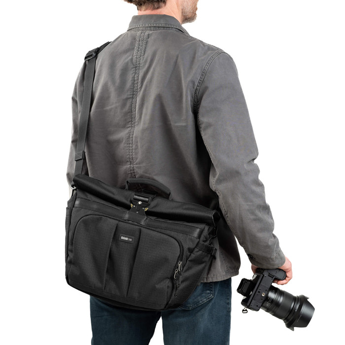 Think Tank FocusPoint Crossbody 13L Zwart product in gebruik