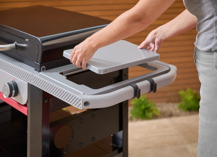 Weber Slate GPD 71cm Premium Plancha Zwart product in gebruik