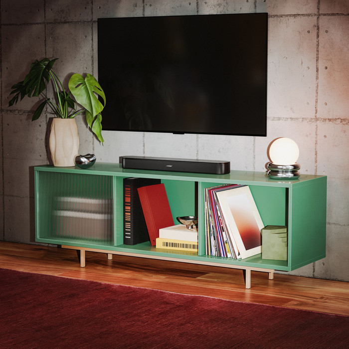 Bose T V Speaker (2nd Gen) product in gebruik