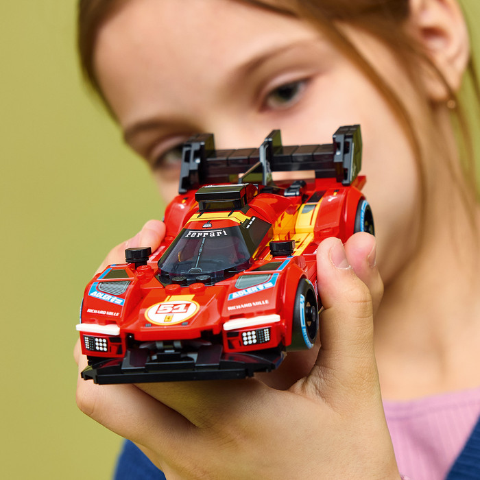 LEGO Speed Champions Ferrari 499P 77261 product in gebruik