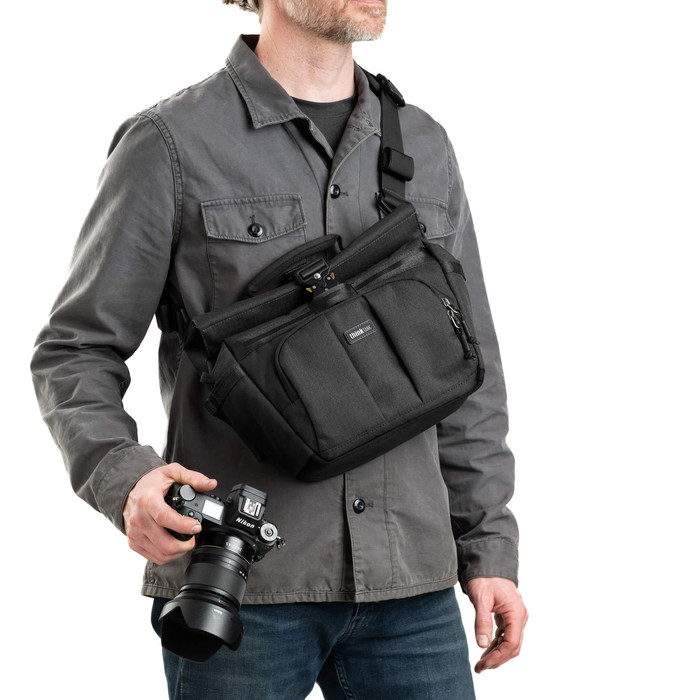 Think Tank FocusPoint Crossbody 8L Zwart product in gebruik