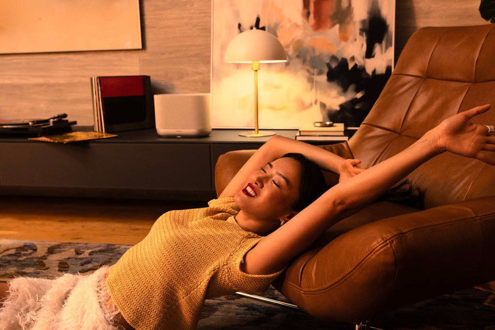 Denon Home 400 Zilver product in gebruik