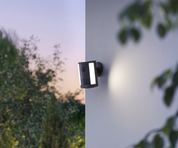 Ring Spotlight Camera 2e Génération Batterie Noir produit à l'usage