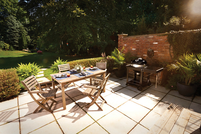 Napoleon PRO-CART Houtskool Kettle product in gebruik