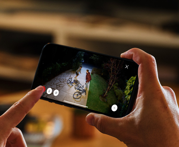 Ring Floodlight Camera Wired Pro 2e Generatie Wit product in gebruik