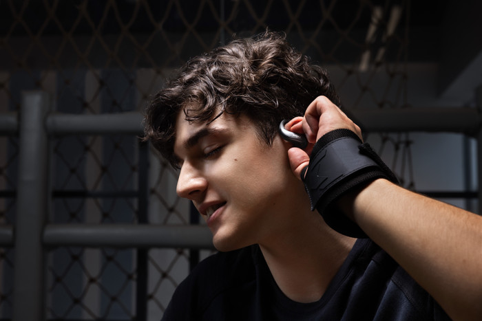 Shokz OpenFit Air 2 Zwart product in gebruik