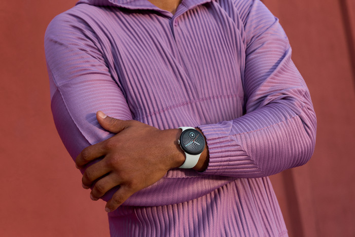 Google Pixel Watch 5 Zilver 45mm product in gebruik