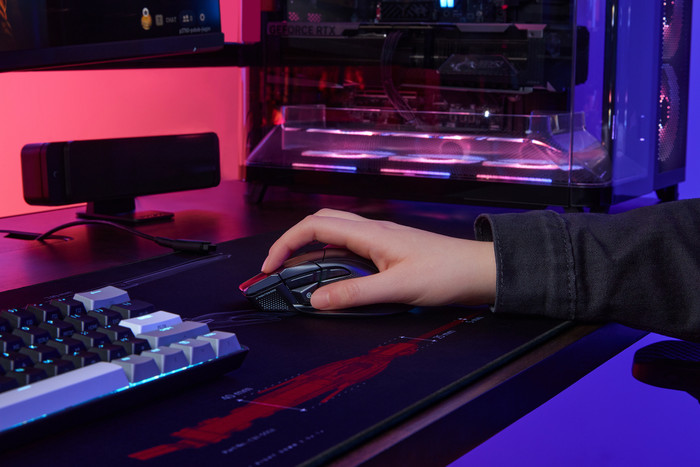 Corsair Nightsword V2 Stream Deck Draadloze Gaming Muis Zwart product in gebruik