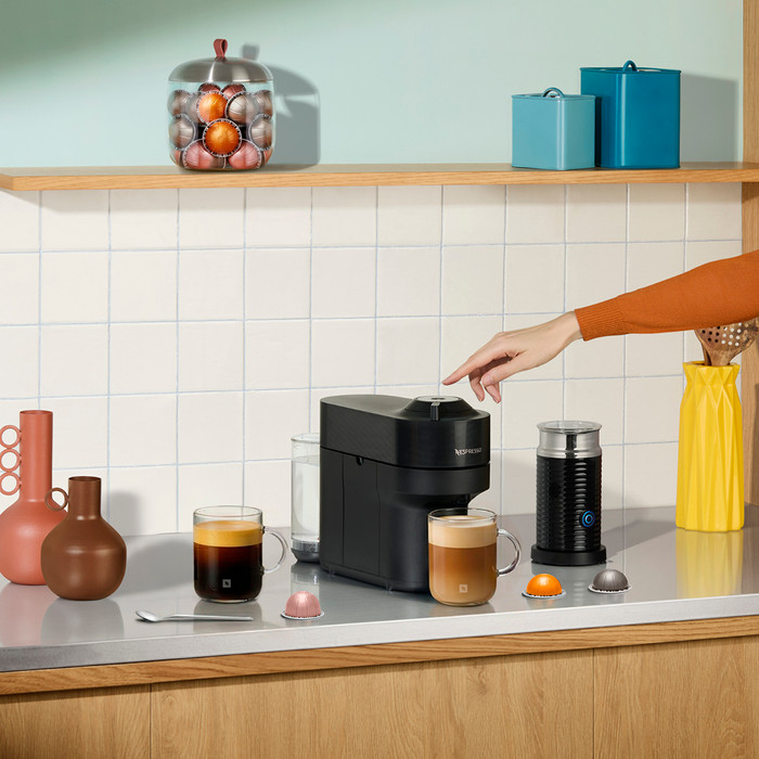 De'Longhi Nespresso Vertuo Pop ENV90.B + 30 capsules en 2 glazen kopjes product in gebruik