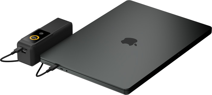 Xtorm NextGen 70W Powerbank 27.000mAh Zwart product in gebruik