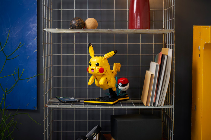 LEGO Pokémon Pikachu en Pokéball 72152 product in gebruik