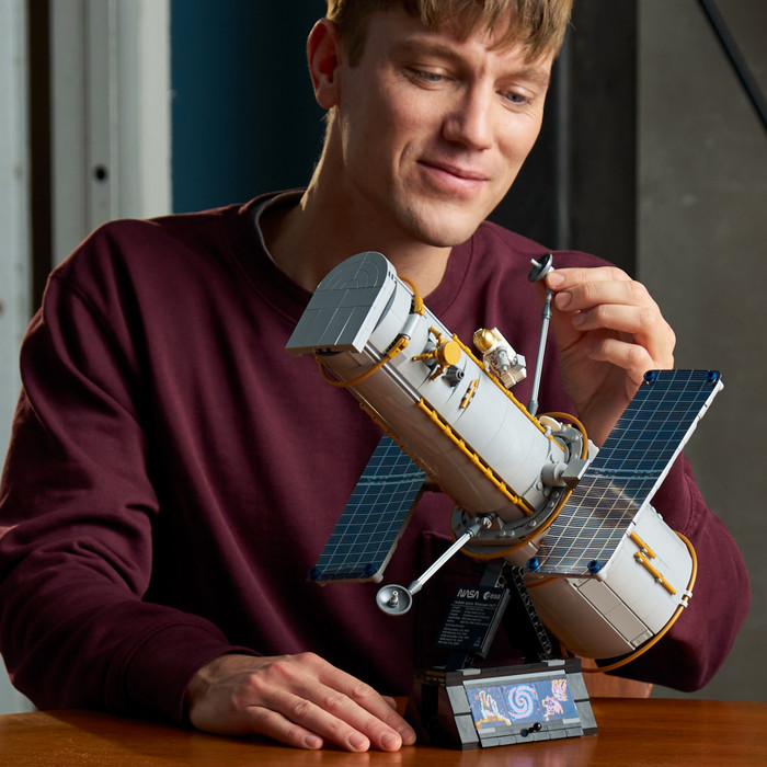 LEGO Icons Ruimtetelescoop Hubble 11382 product in gebruik