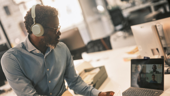 Jabra Evolve3 75 UC Link390c Draadloze Office Headset Grijs product in gebruik