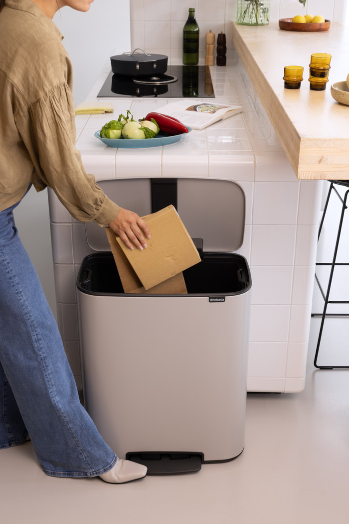 Brabantia Bo Prullenbak 60 Liter Soft Grey product in gebruik