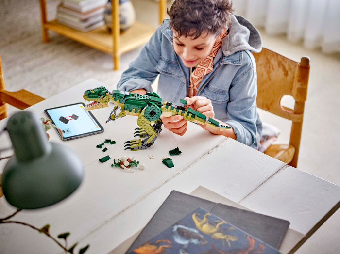 LEGO Creator 3-in-1 T. rex 31151 product in gebruik