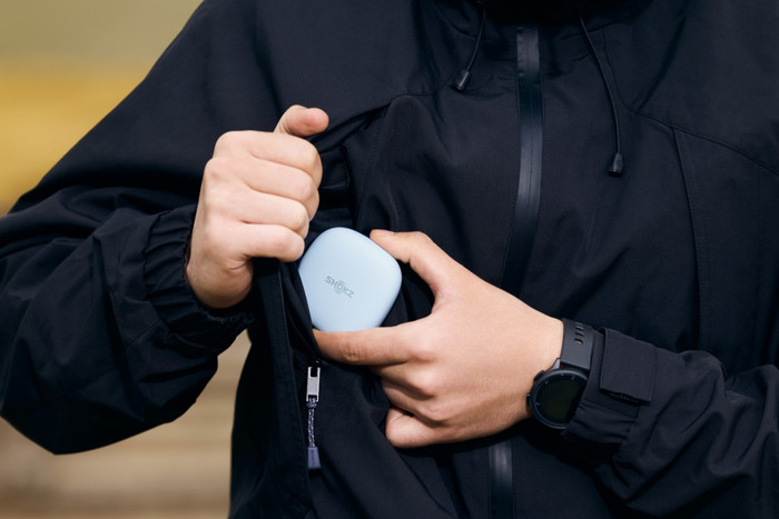 Shokz OpenFit Air 2 Blauw product in gebruik