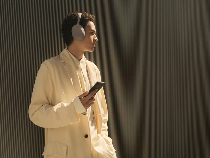 Sony WH1000XM6 Sandstone product in gebruik