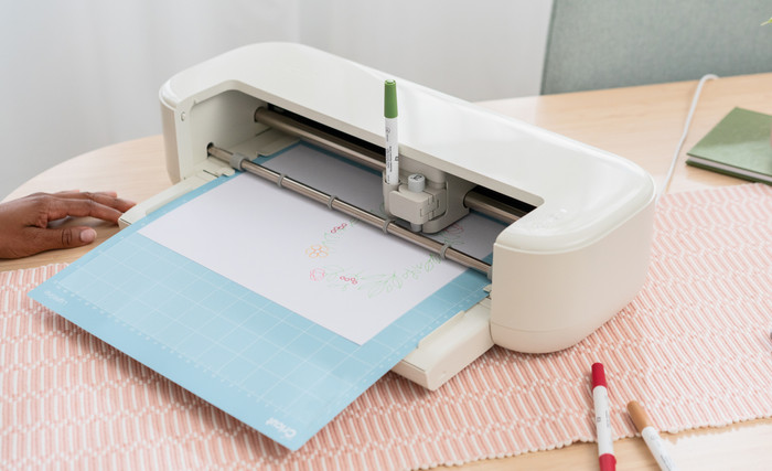 Cricut Pennen met extra fijne punt 0,4 mm Ultimate (set van 30) + adapter product in gebruik