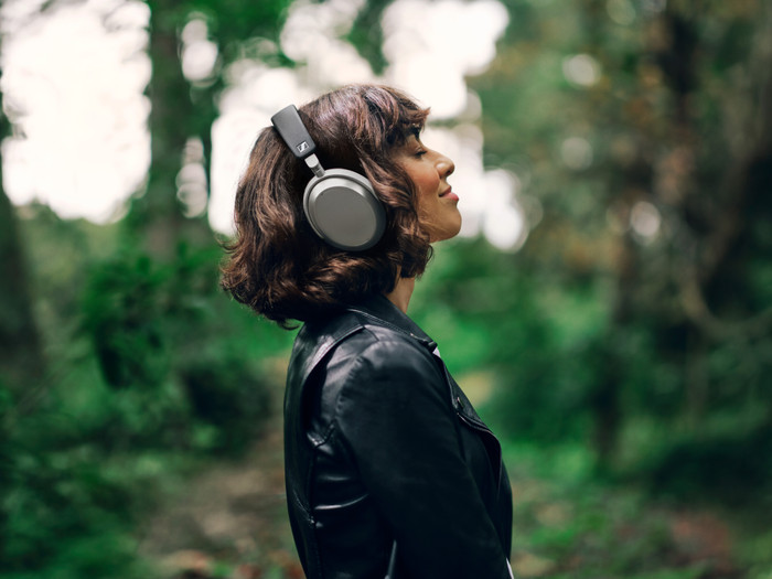 Sennheiser HDB 630 Lunar Silver product in gebruik