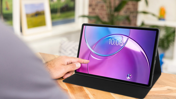 BlueBuilt Lenovo Idea Tab Pro Gen 2 Book Case Zwart product in gebruik