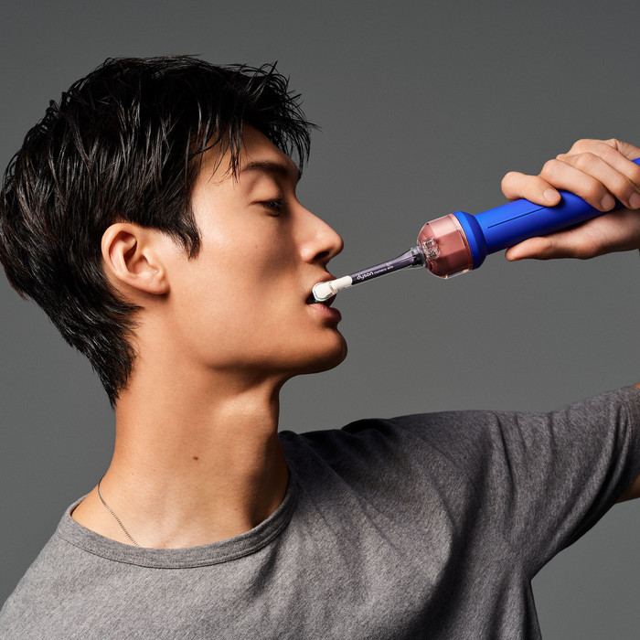 Dyson CameraJet Ceramic Ultra Blue product in gebruik