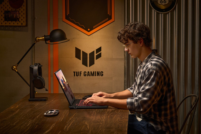 ASUS TUF Gaming 18 FA808UP-S8011W product in use