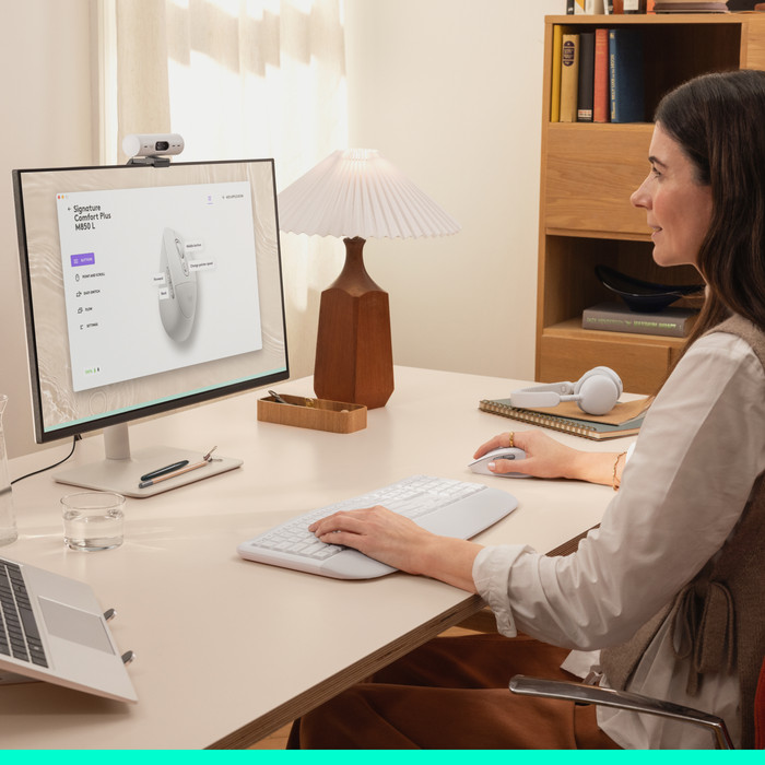 Logitech Signature Comfort Plus M850 L Wireless Mouse Off-White product in use