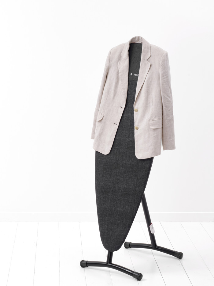 Brabantia Strijkplank en Stoombord D - 2 in 1- 135x45 cm - Denim Black product in gebruik