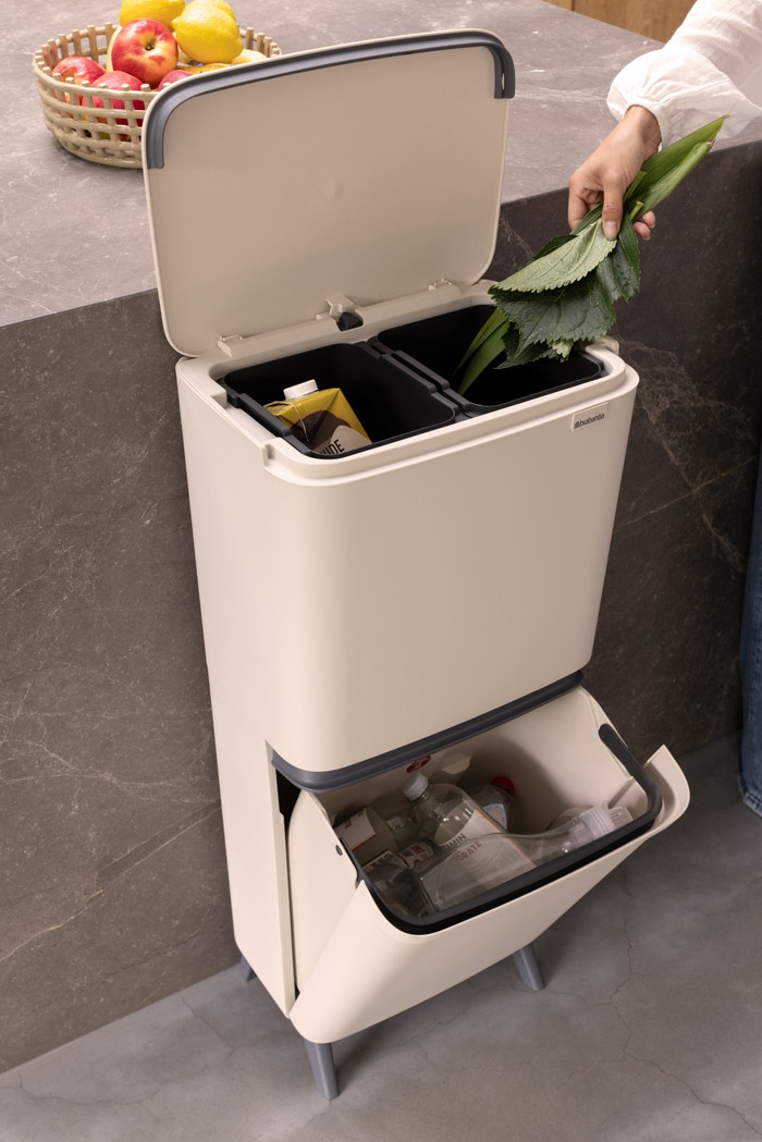 Brabantia SortUp Recycle Hi afvalemmer 25+10+10L Beige product in gebruik