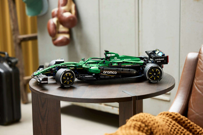 LEGO Technic Aston Martin Aramco AMR25 F1 auto 42240 visual leverancier