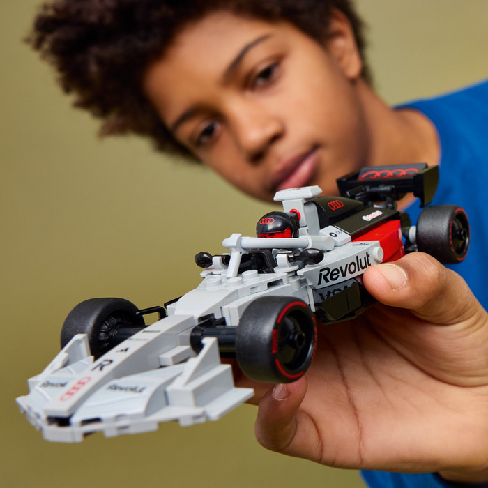 LEGO Speed Champions Audi Revolut F1 racewagen 77259 product in gebruik