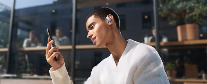 Soundcore AeroFit 2 Pro Paars product in gebruik