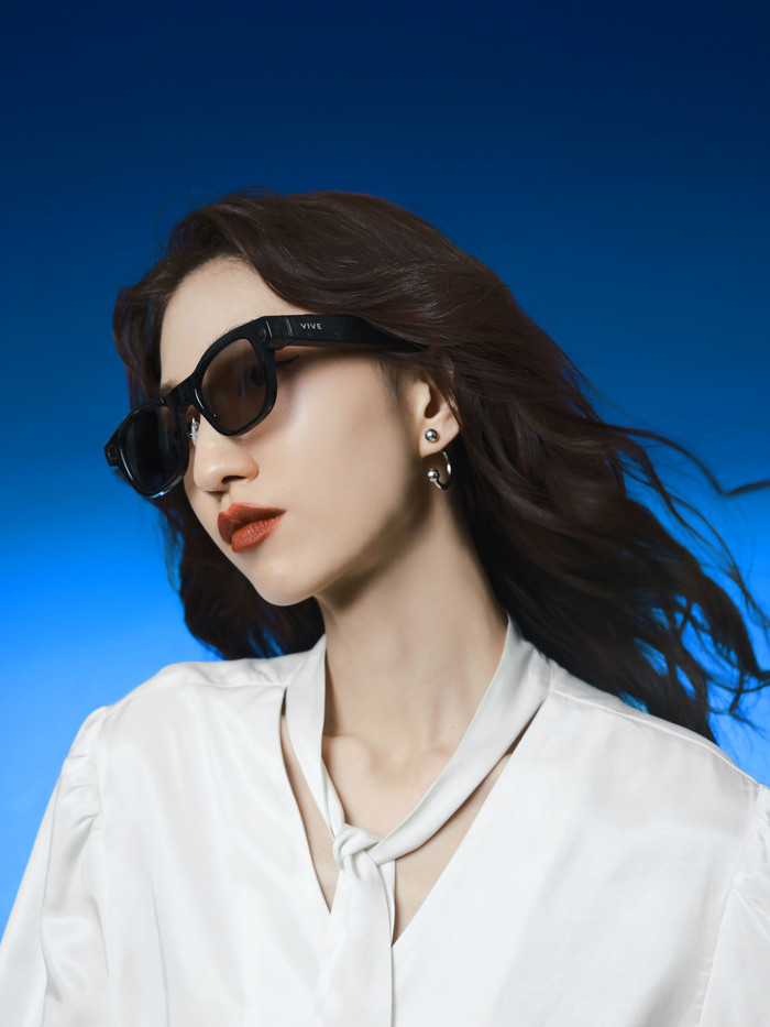 HTC VIVE Eagle AI Bril Photochromic Rechthoekig Zwart product in gebruik