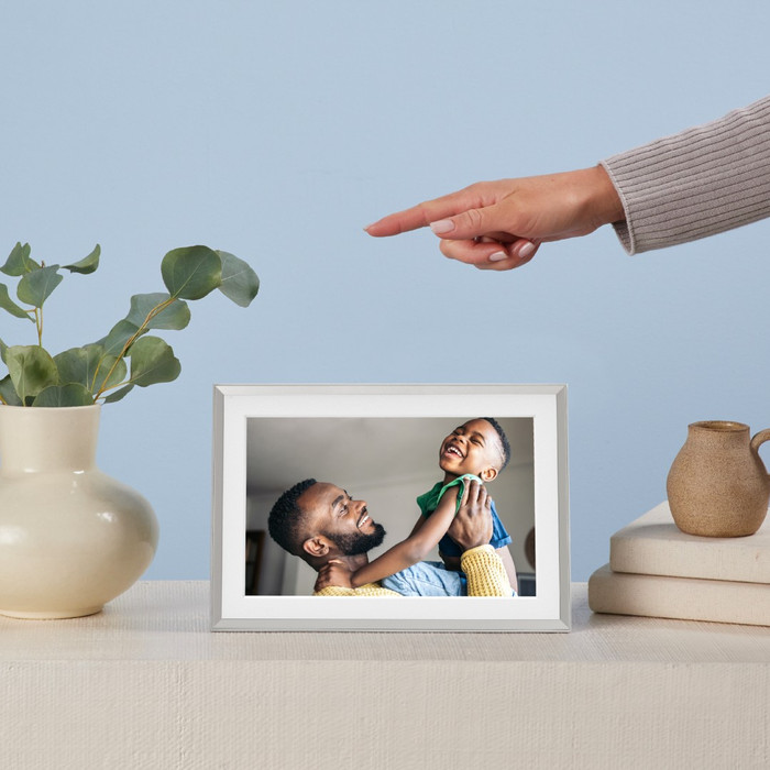Aura Frames Carver Mat Wit product in gebruik