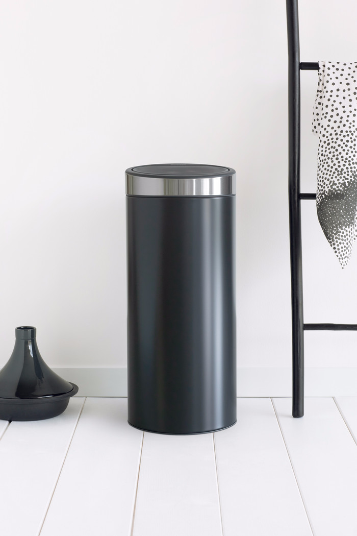 Brabantia Touch Bin 30 Liter Matt Black + Vuilniszakken (120 stuks) product in gebruik