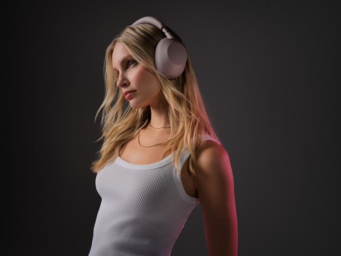 Sony WH-1000XM6 Sand Pink product in gebruik