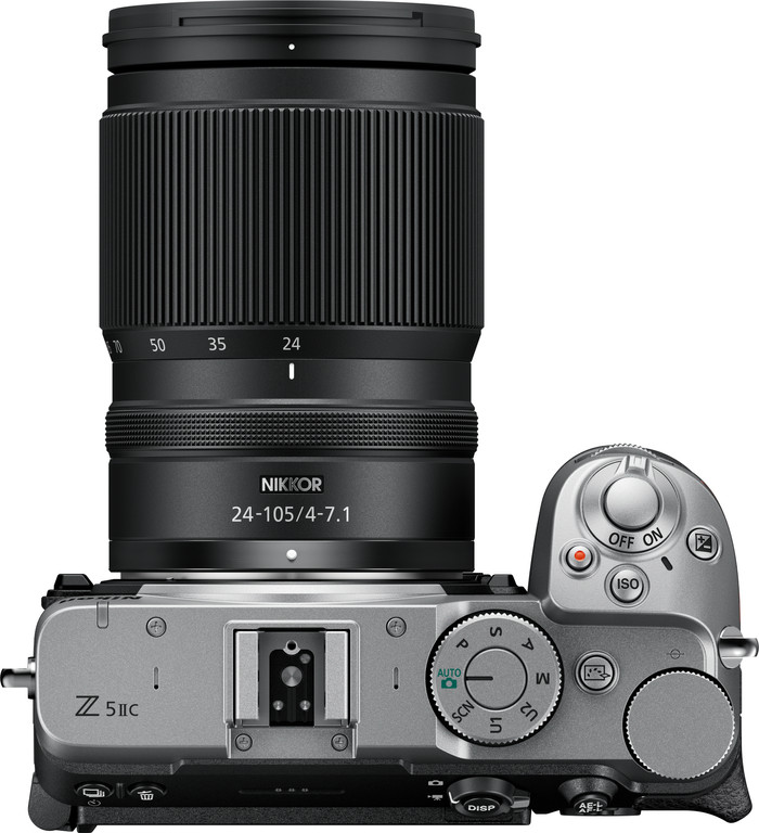 Nikon Z5IIC Zilver + 24-105mm f/4-7.1 bovenkant