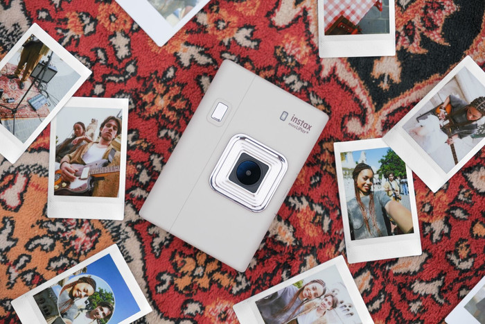 Fujifilm Instax Mini LiPlay+ Sand Beige product in gebruik