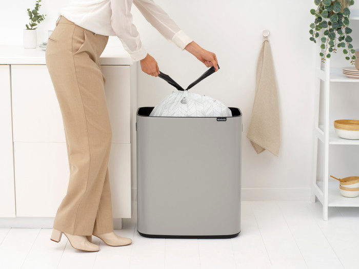 Brabantia Bo Touch Bin 60 Liter Soft Grey product in gebruik