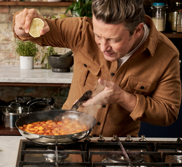 Jamie Oliver by Tefal Easy Cook Ceramic hapjespan met glazen deksel 24 cm product in gebruik