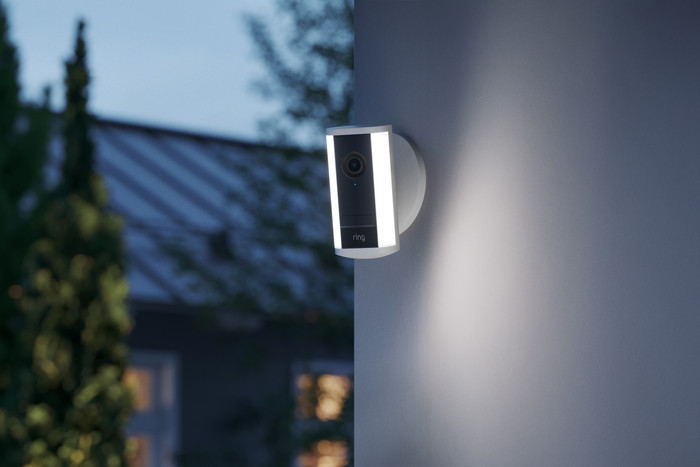 Ring Spotlight Camera Pro 2e Génération Filaire Blanc produit à l'usage