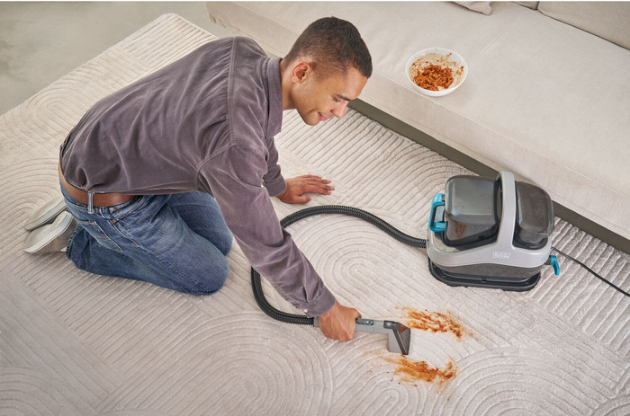BLACK+DECKER BHSC1350CHS-QS product in use