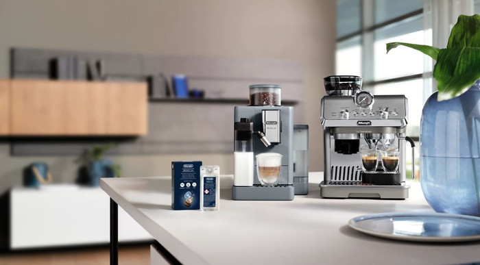 De'Longhi Rivelia EXAM440.55.G + Descaler product in use