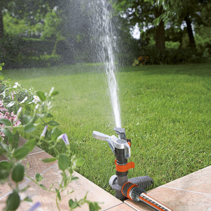 Gardena Premium Pulserende sector- en cirkelsproeier Spike product in gebruik