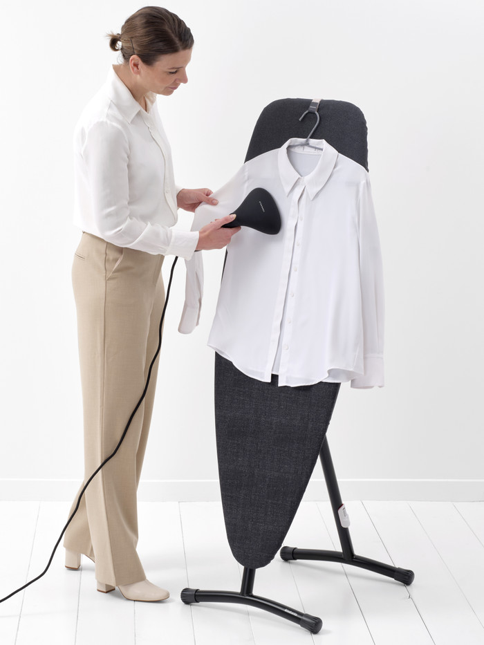 Brabantia Strijkplank en Stoombord D - 2 in 1- 135x45 cm - Denim Black product in gebruik